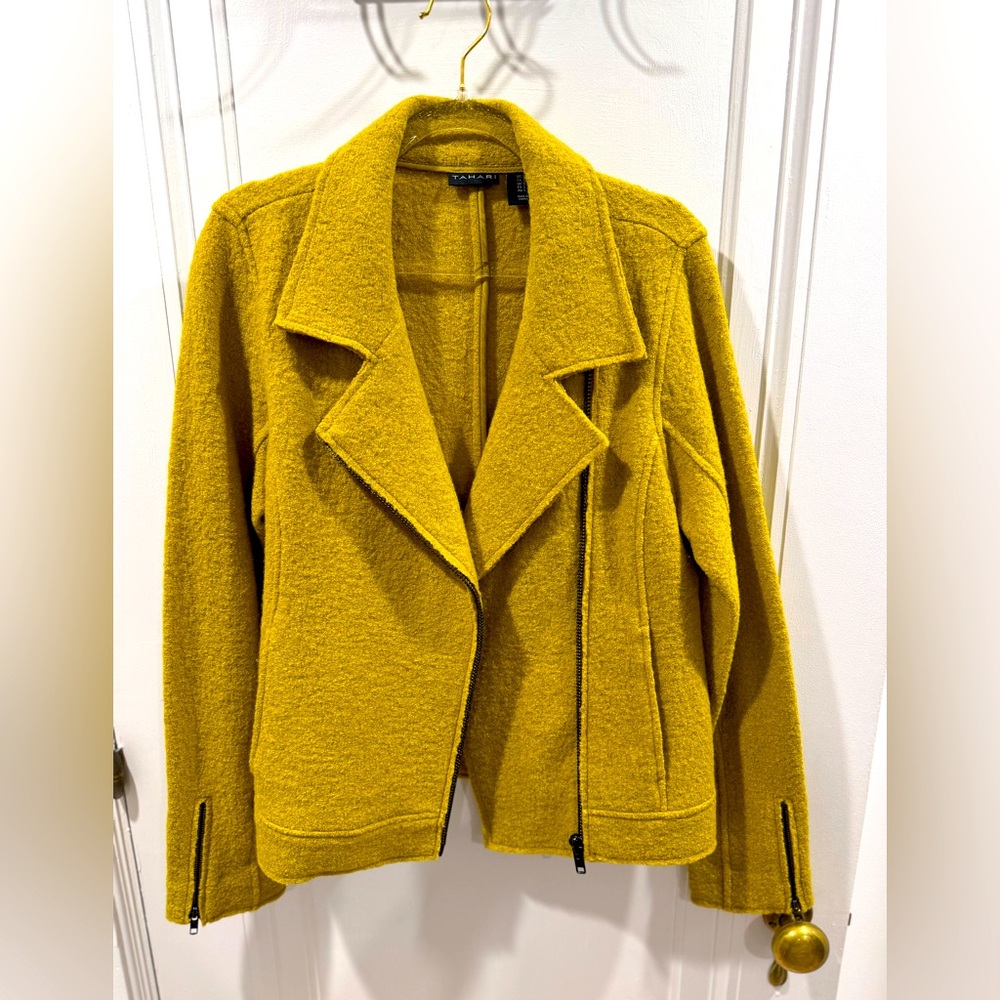 Tahari, Size Small, boucle women’s blazer.